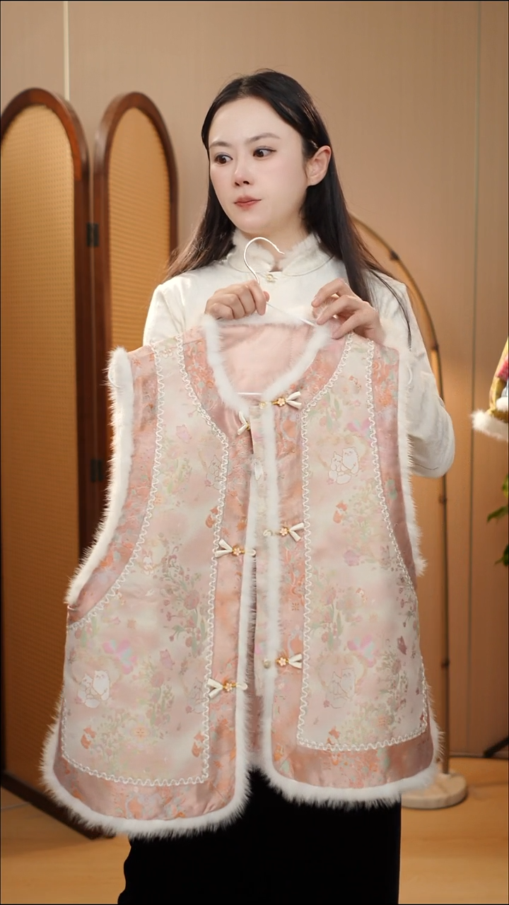 三粒扣粉猫咪夹棉马甲  