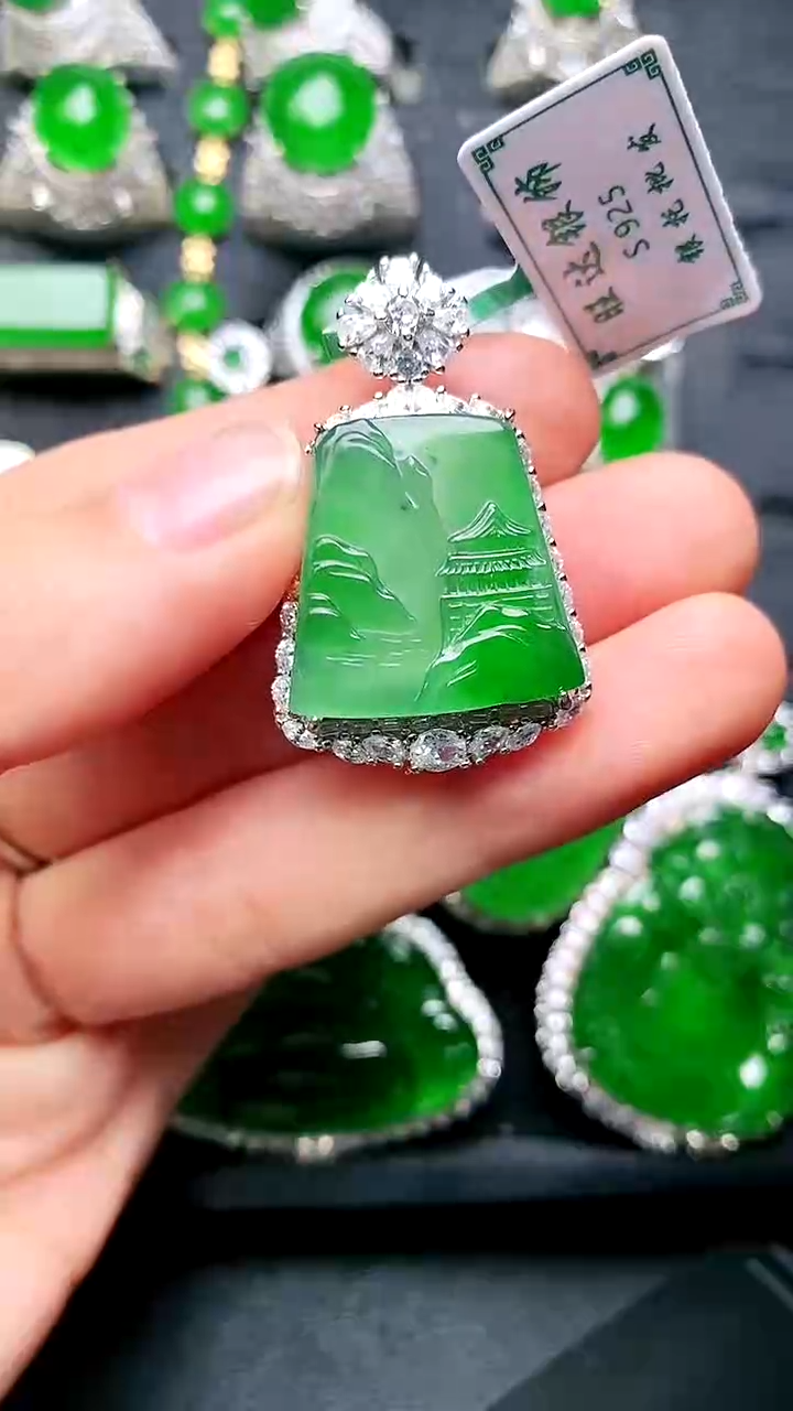 【闪购商品】翡翠吊坠(赠链)未镶嵌山水吊坠