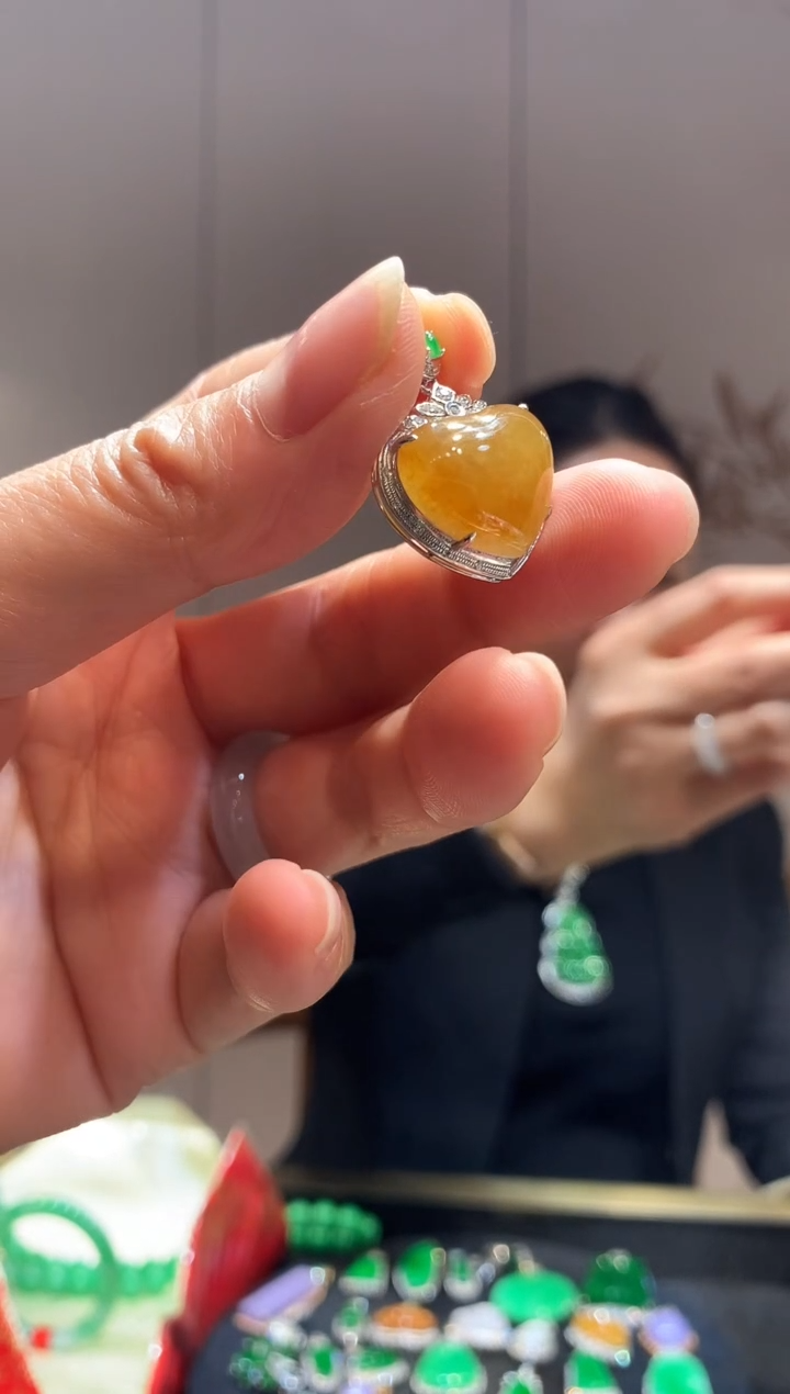 【闪购商品】翡翠吊坠(不含链)18K金镶嵌黄桃