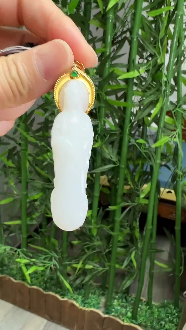 颈饰18K金镶嵌和田玉吊坠