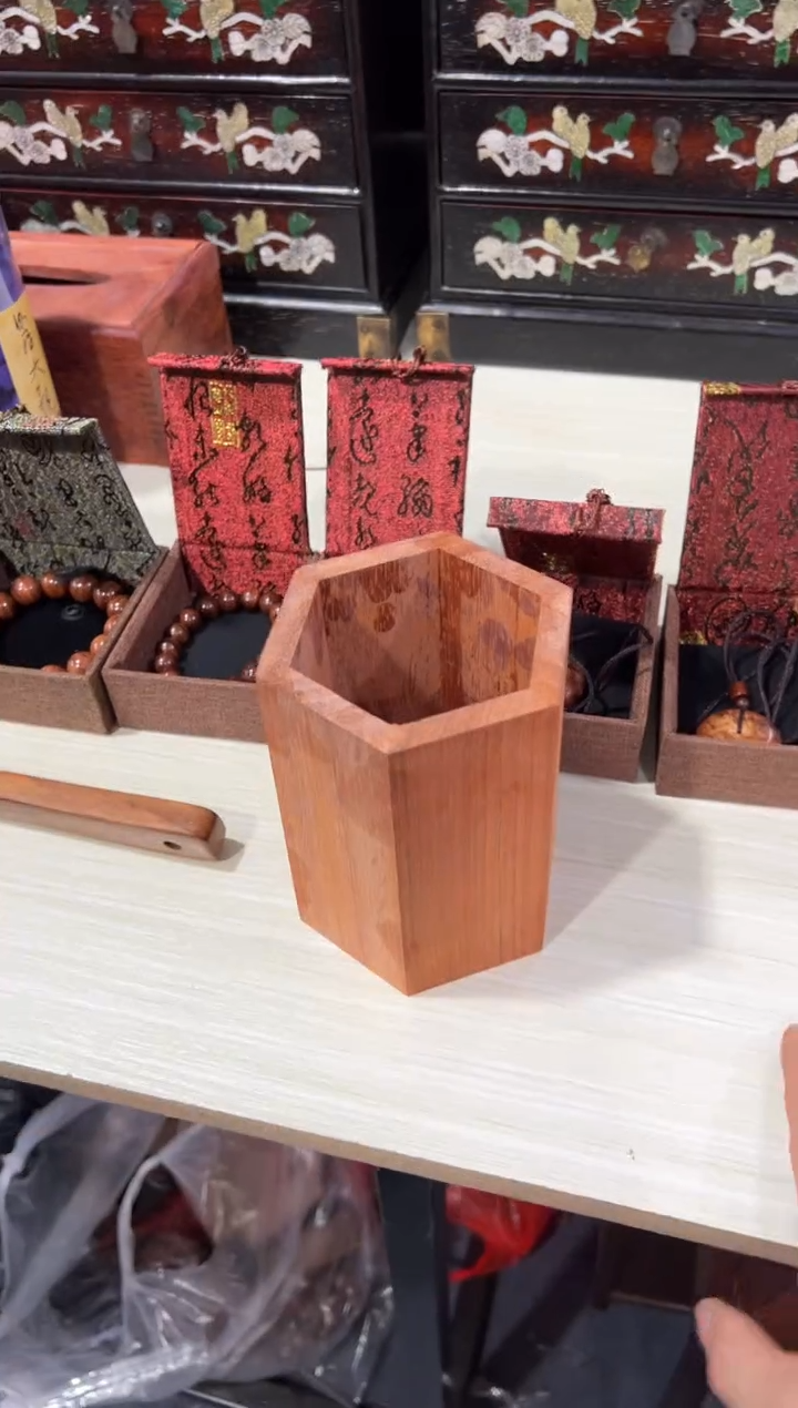 木木邵氏紫檀六角笔筒