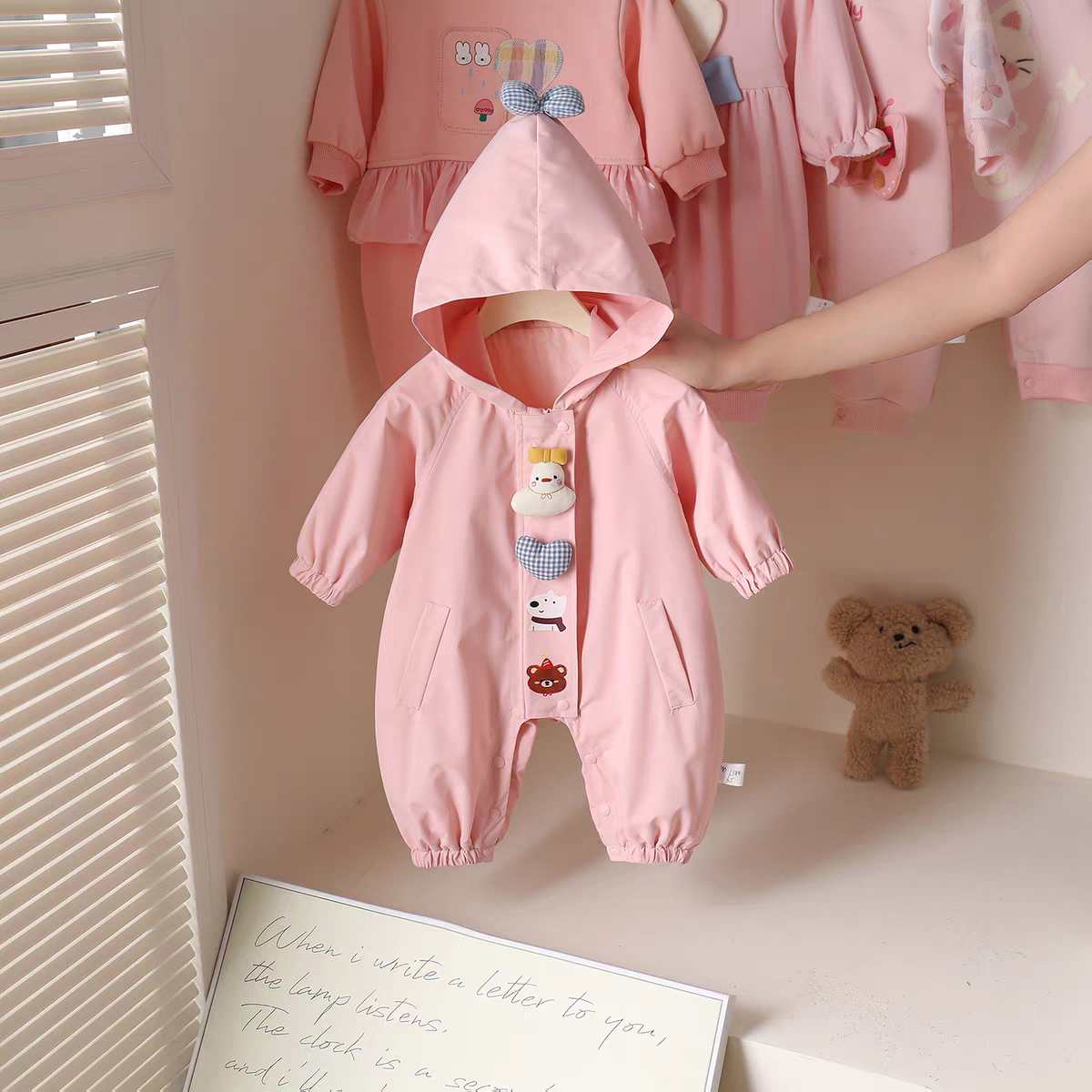 婴儿衣服多巴胺穿搭春秋款女宝宝可爱连帽外套连体衣抱衣双层爬服
