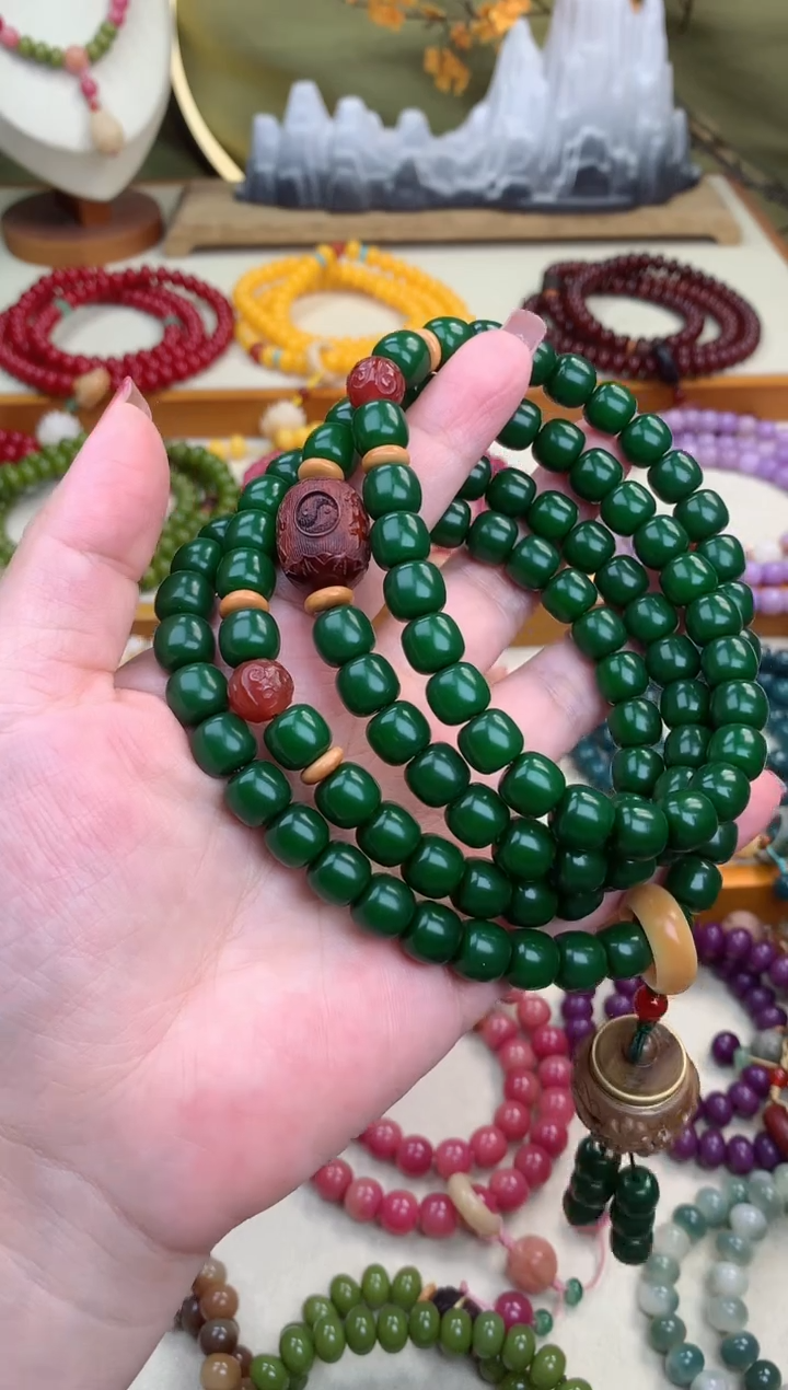 白玉菩提吊坠祖母绿