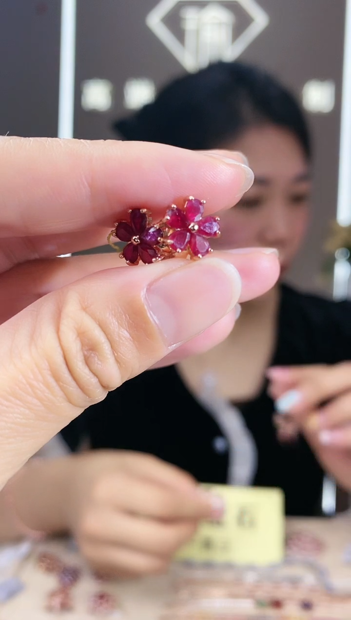 【闪购商品】红宝石耳饰银S925镶嵌耳饰