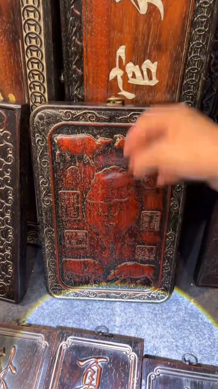 非洲紫檀（红花梨）36x24cm挂扁五牛