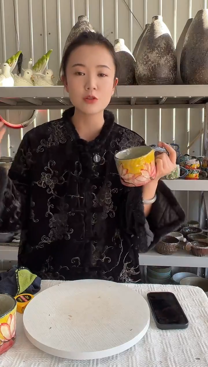 陶瓷马克杯 黄底荷花 蓝色手柄设计感