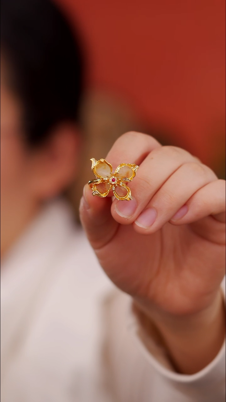 18K金镶嵌戒指和田玉蝴蝶