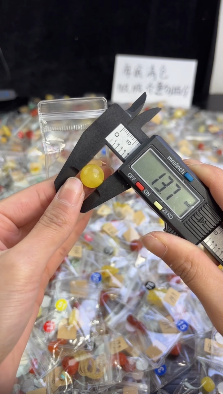 裸石蜜蜡未镶嵌扩孔联系客服微瑕介意勿拍