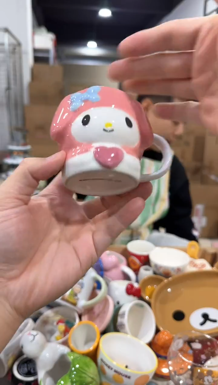 瓷片美乐蒂抱爱心一口杯 