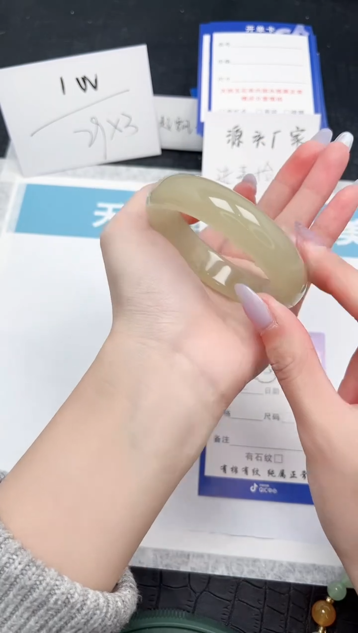 【闪购商品】石英质玉手镯未镶嵌135-