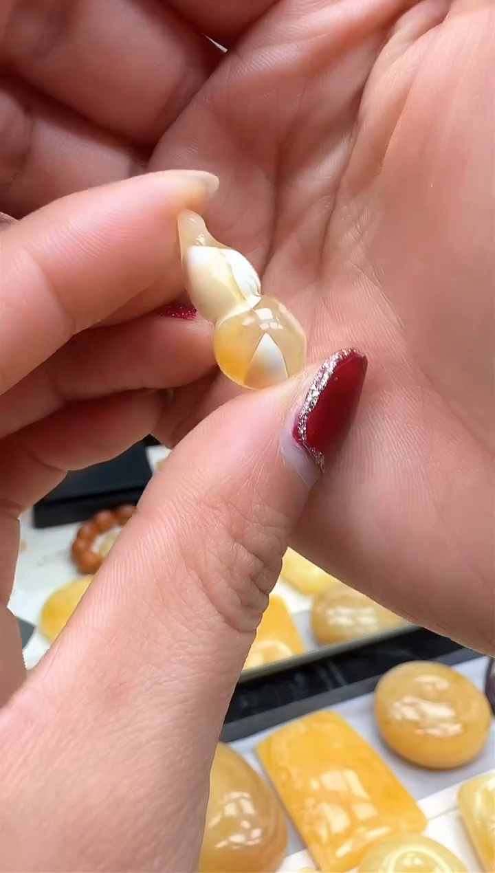 【闪购商品】琥珀裸石未镶嵌葫芦