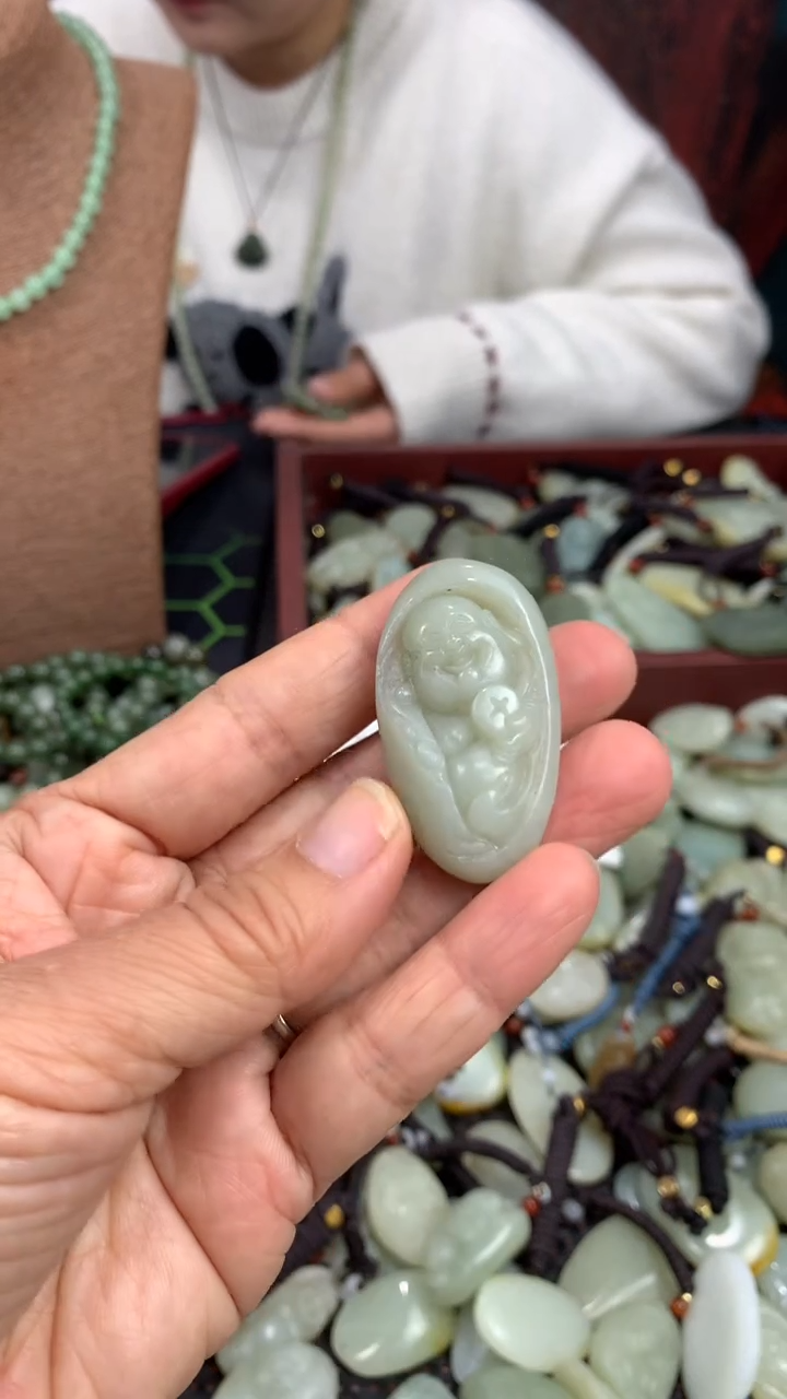 颈饰未镶嵌和田玉（多样性发一件）没有证书有瑕