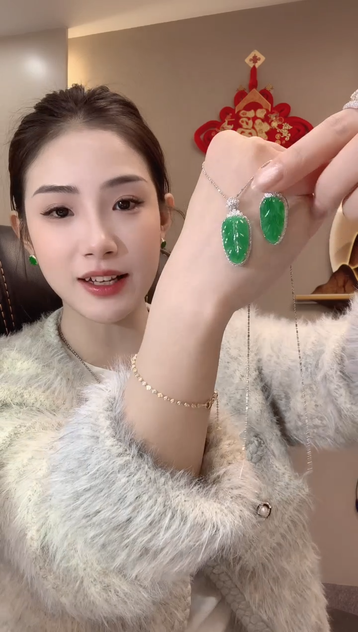 【闪购商品】翡翠吊坠(不含链)18K金镶嵌A26多样性发一件