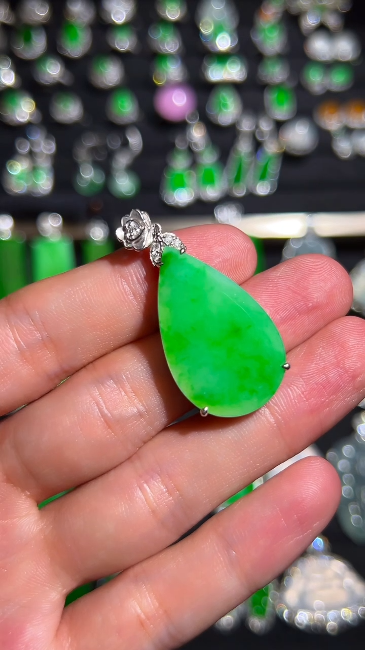 18K金镶嵌挂件翡翠吊坠