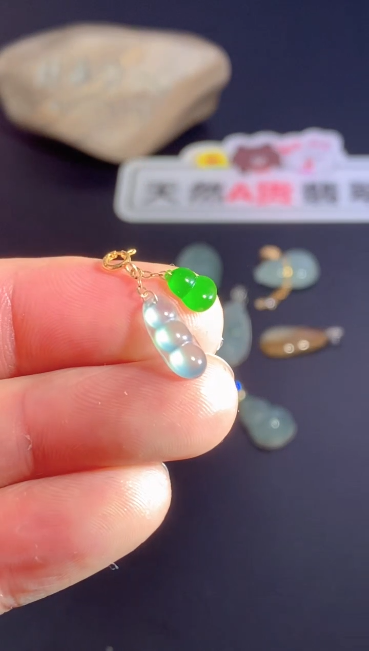 颈饰18K金镶嵌翡翠    