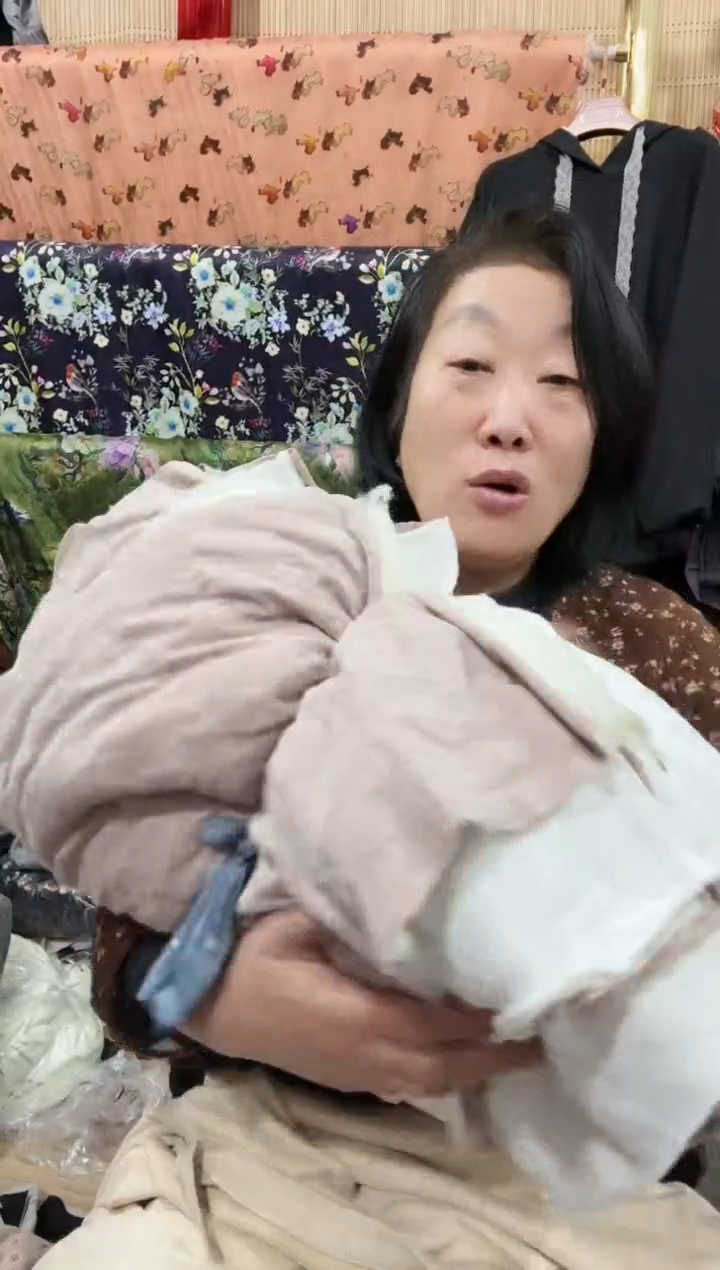 羊毛绗棉碎料杂色稍大3斤左右大小不一最大40公分左右有接头色差