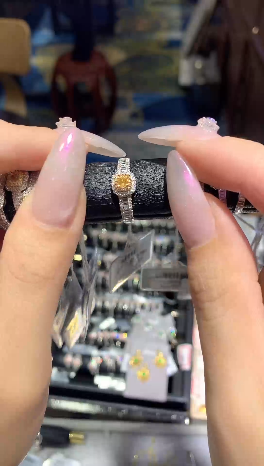 【闪购商品】钻石戒指18K金镶嵌钻石戒指