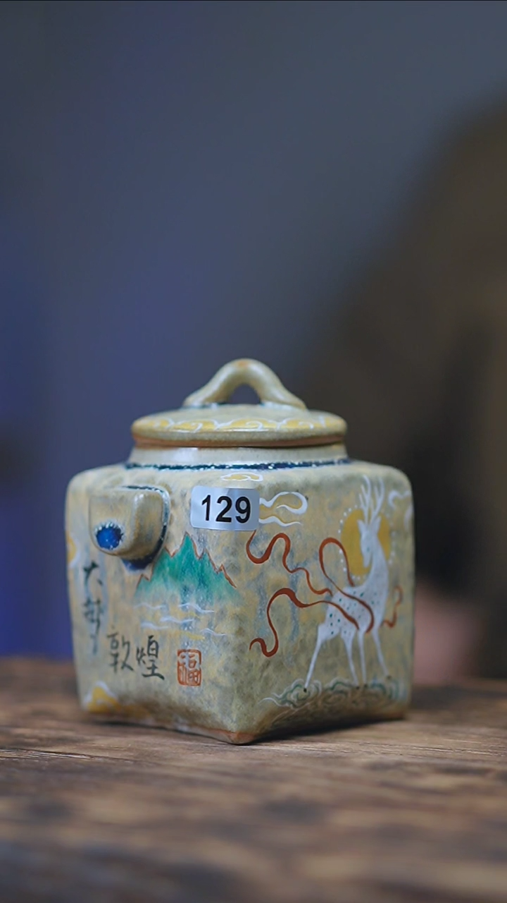 【闪购商品】129景德镇手绘九色鹿宝瓶