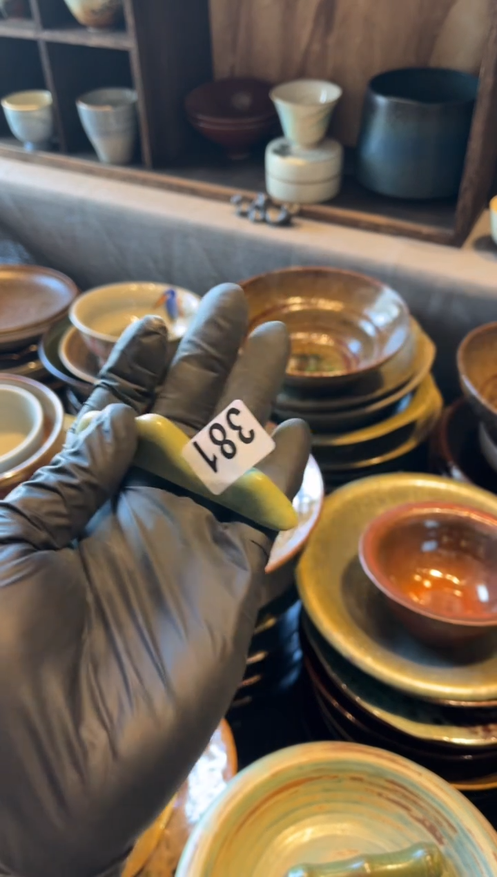 【闪购商品】瓷片381，2只绿远山筷架笔架