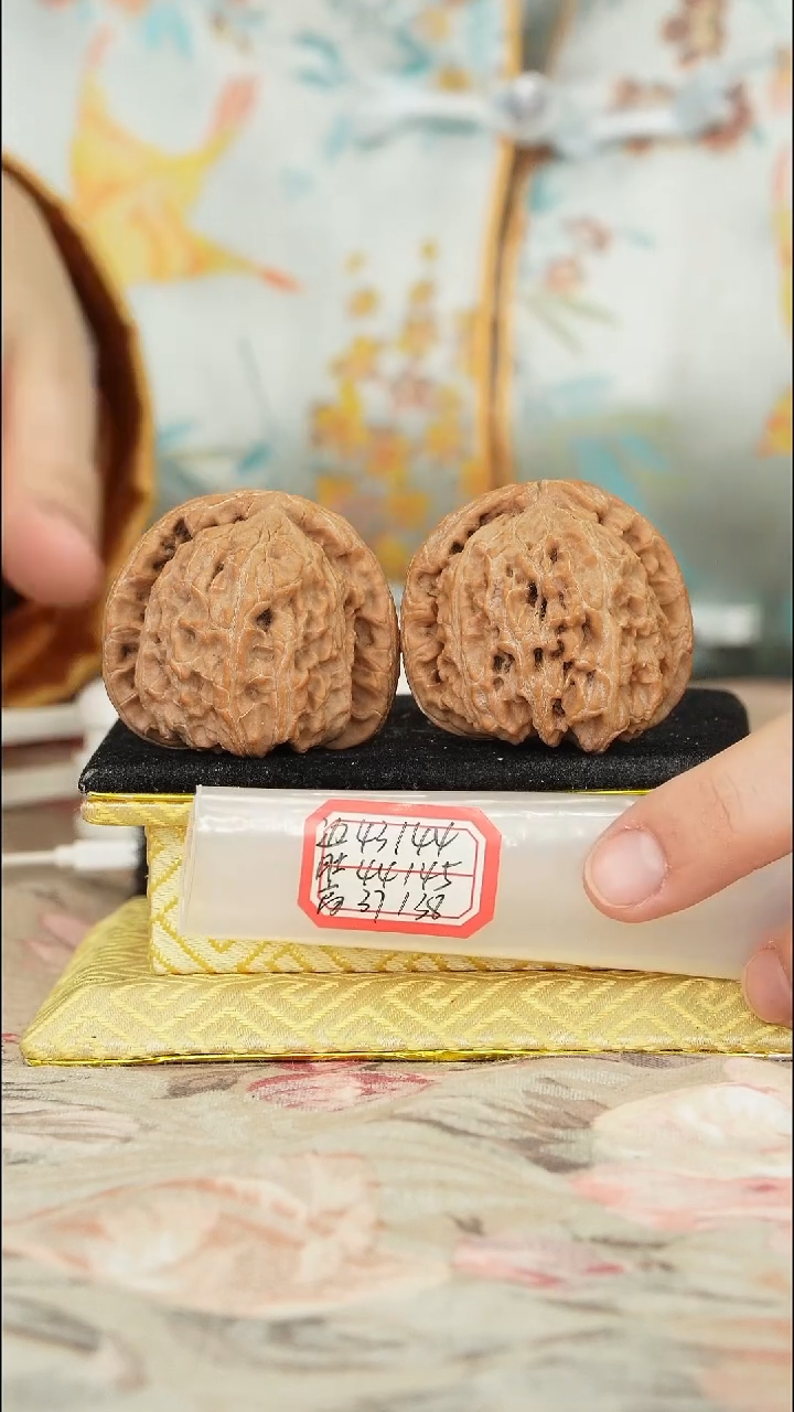 【闪购商品】文玩核桃把件白狮子微修