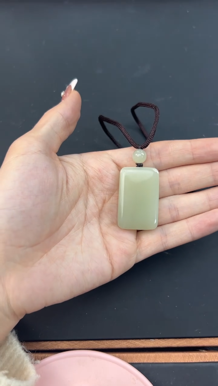 【闪购商品】和田玉吊坠(赠链)未镶嵌且末微色差迪克兰吊坠