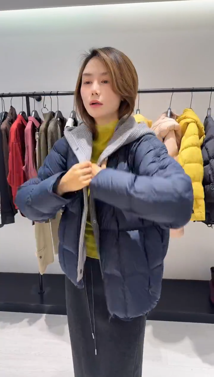 藏蓝色羽绒服设计师款