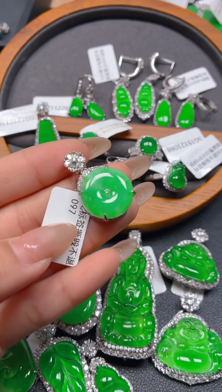 银S925镶嵌翡翠耳饰1