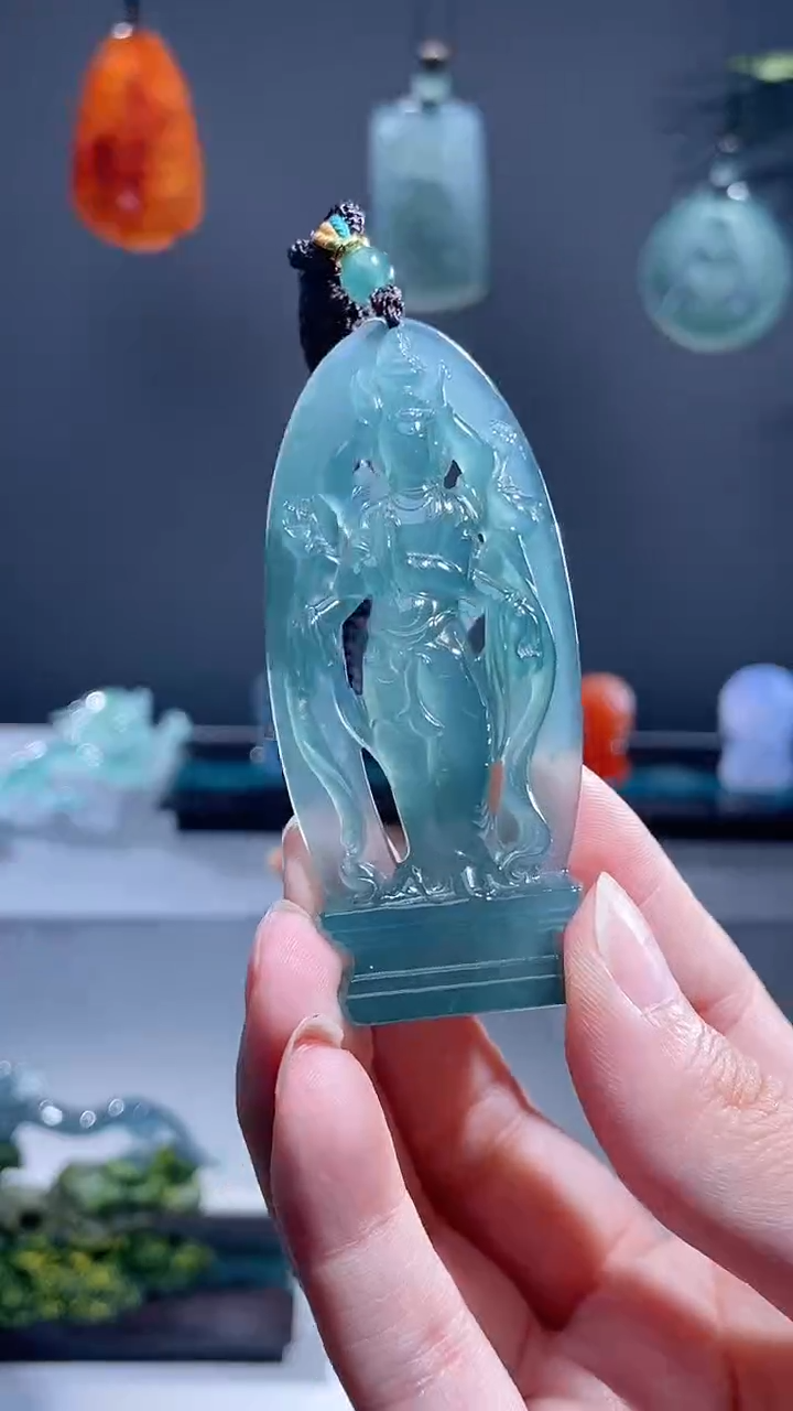 翡翠未镶嵌颈饰观音