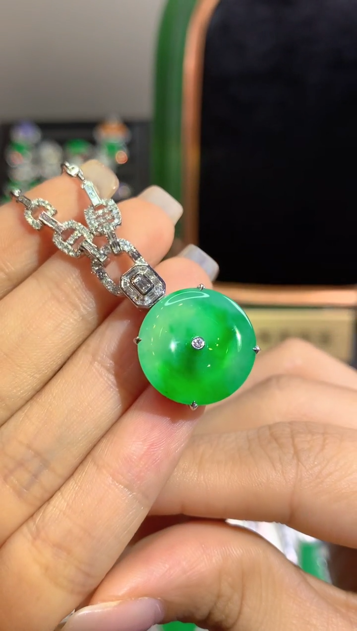 颈饰18K金镶嵌翡翠翡翠