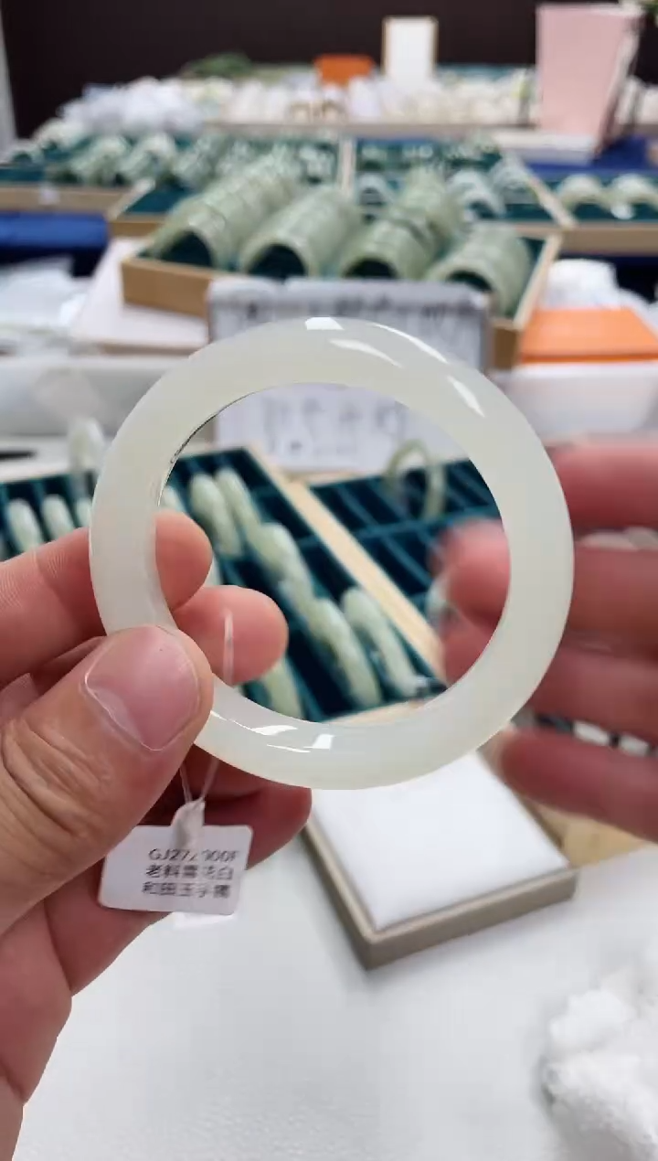 和田玉手镯未镶嵌长****?和田玉手镯