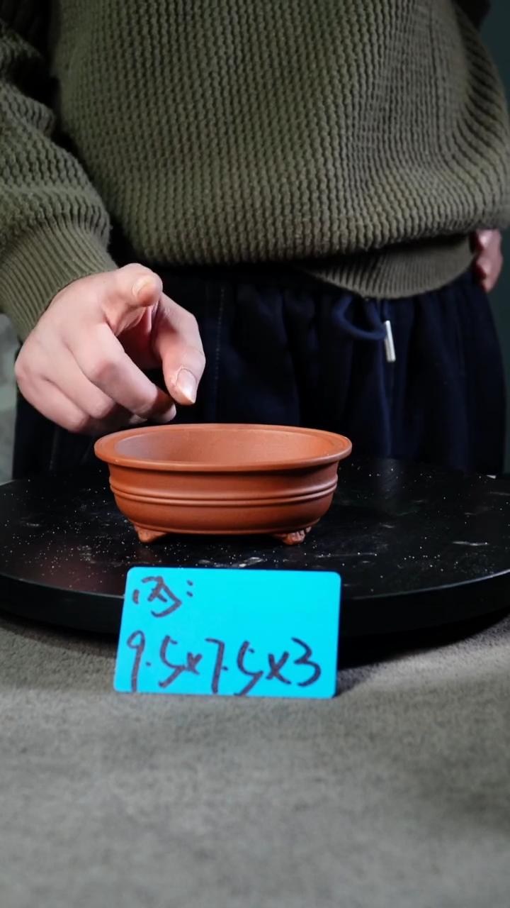 A宜兴紫砂小花盆