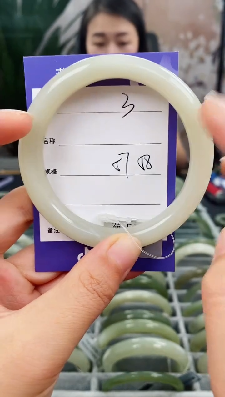 未镶嵌手镯和田玉微色差3