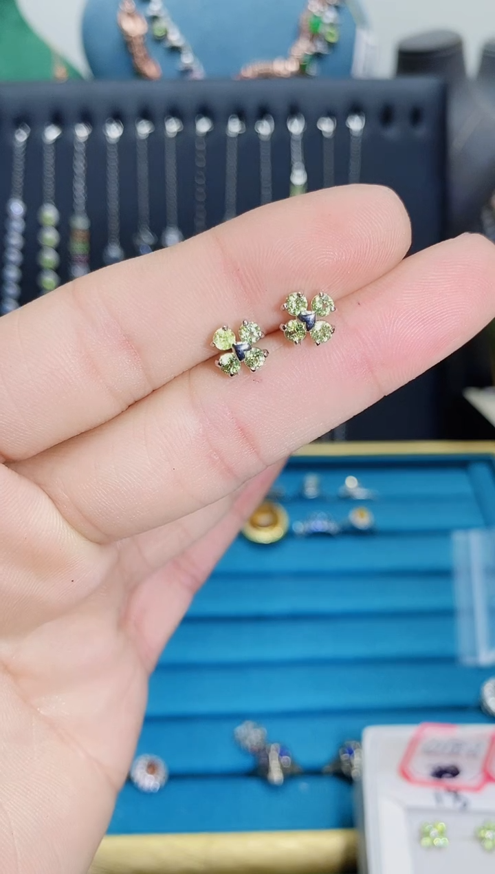 【闪购商品】橄榄石耳饰银S925镶嵌1121