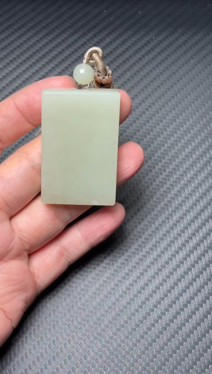 吊坠(赠链)未镶嵌和田玉且末微色差近矿吊坠mk