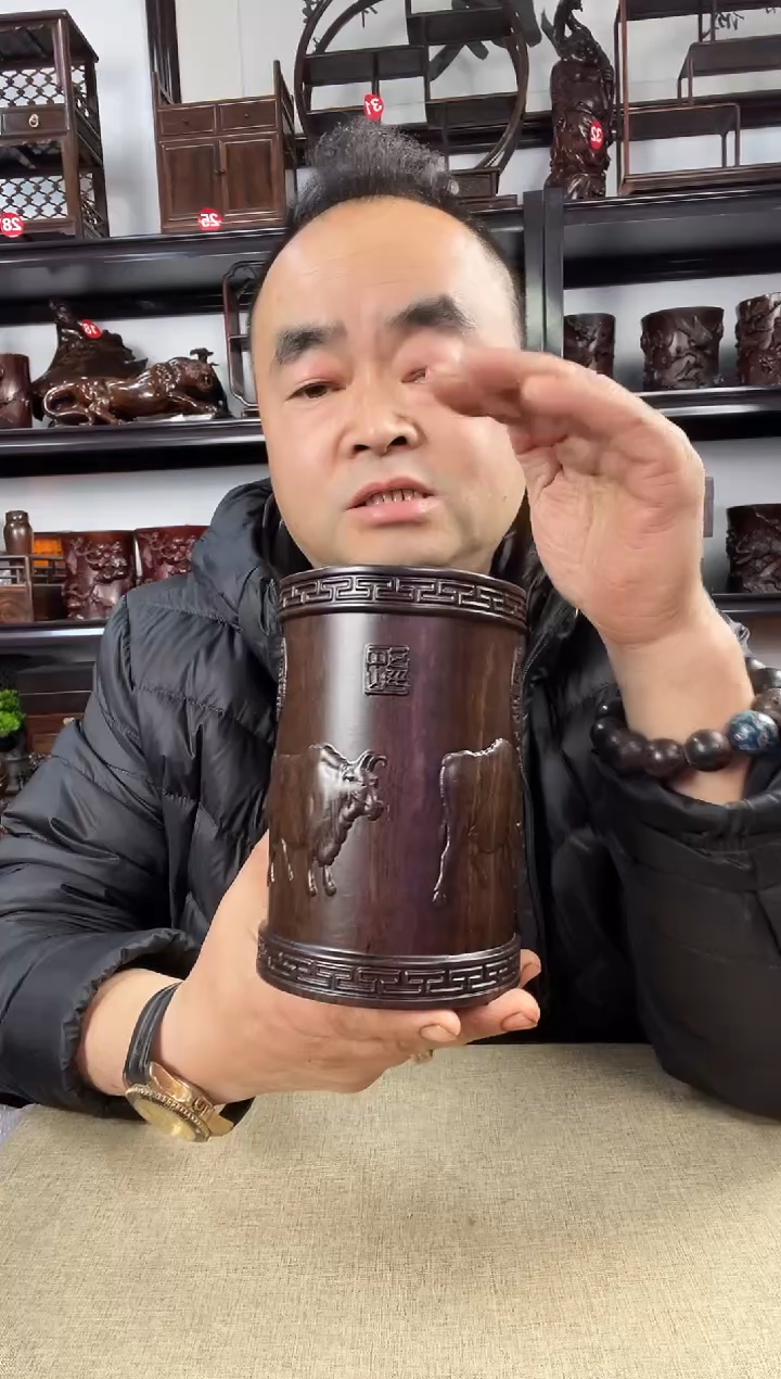 木老李红木工艺品五牛笔筒