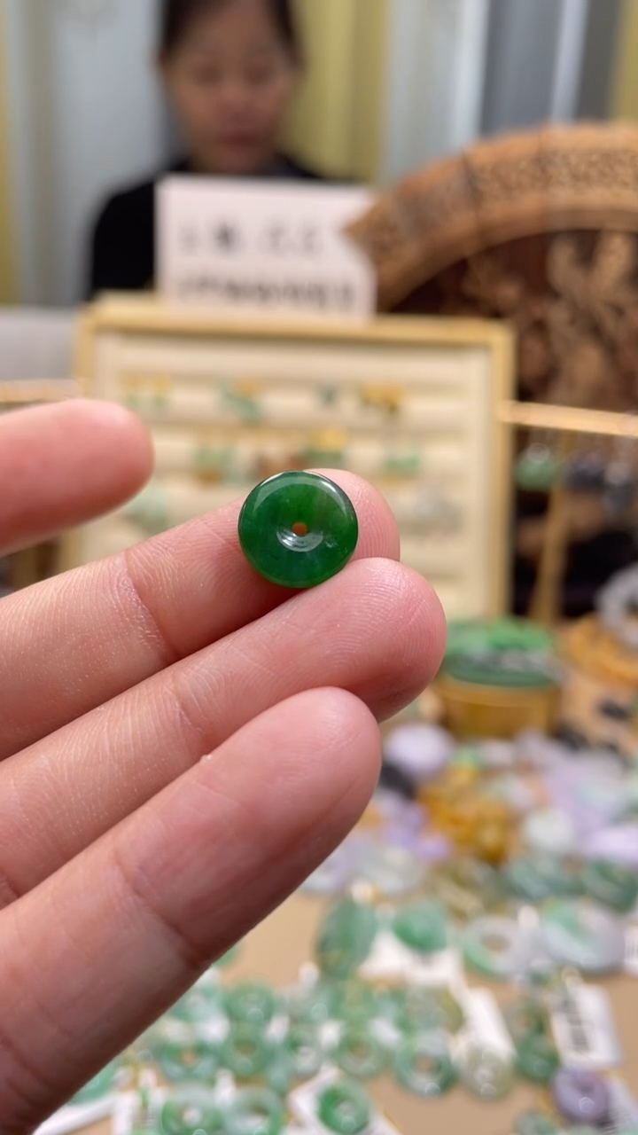 颈饰未镶嵌翡翠平安扣