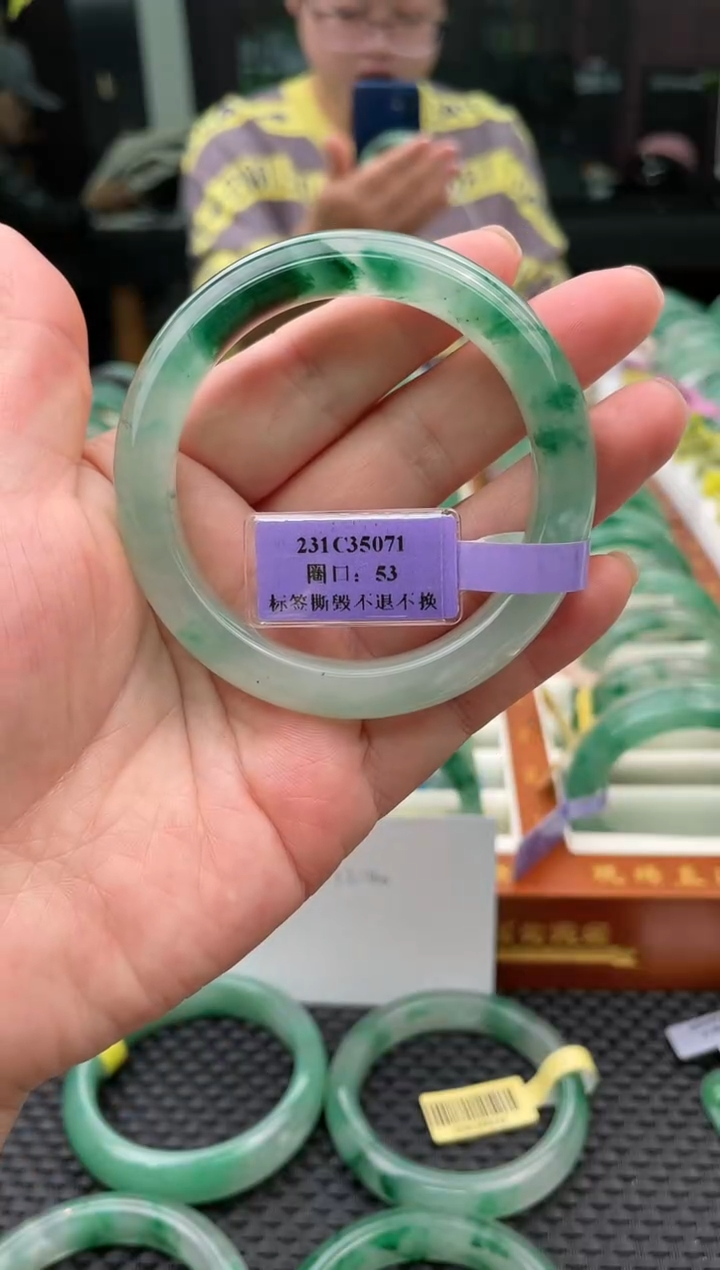 未镶嵌手镯石英质玉（非洲翠）手镯