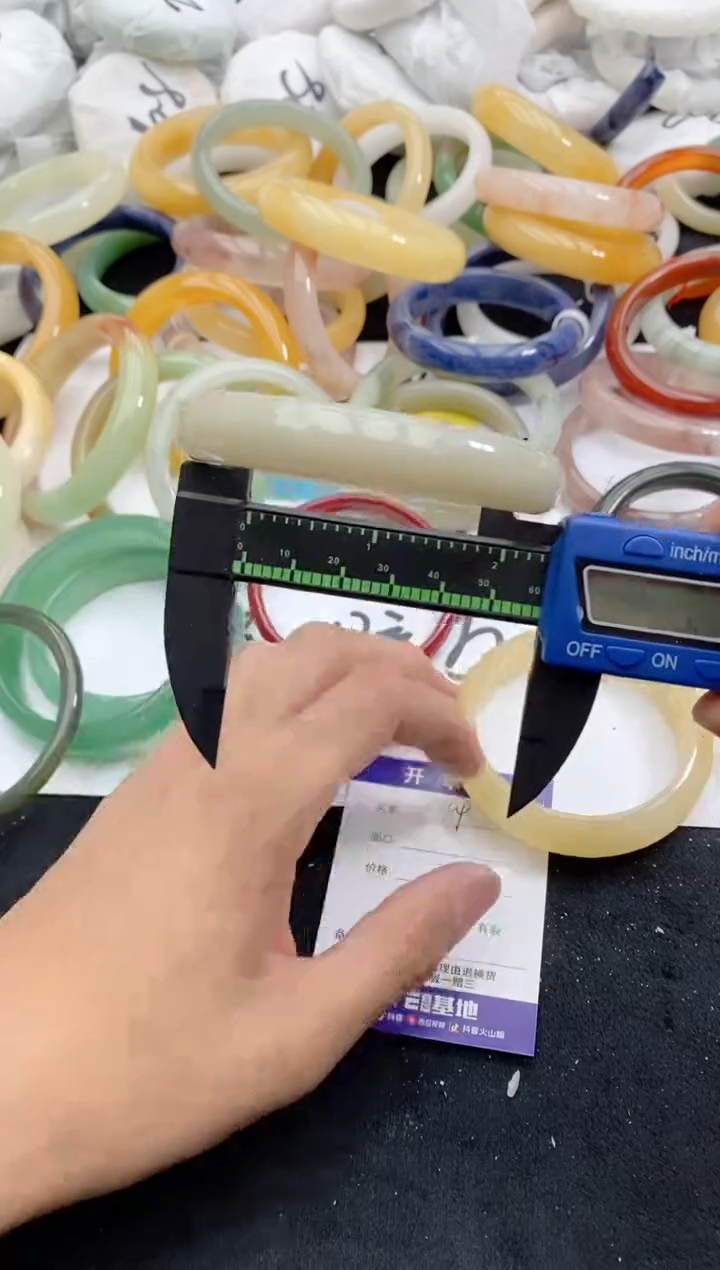 【闪购商品】石英质玉手镯未镶嵌44+60-61