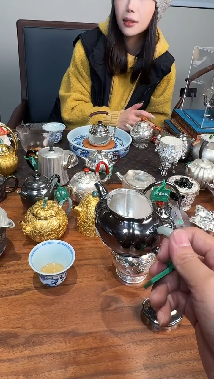 -'寸发标 手作玄紫翡翠如意海棠壶