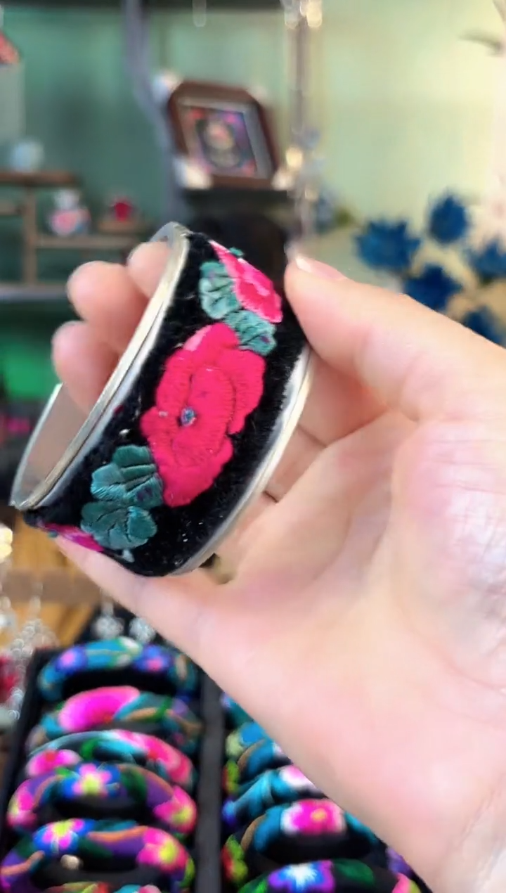 云织瑶非遗老绣饰品273*