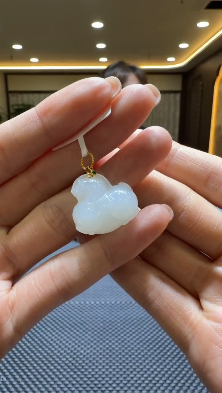 颈饰18K金镶嵌和田玉挂件