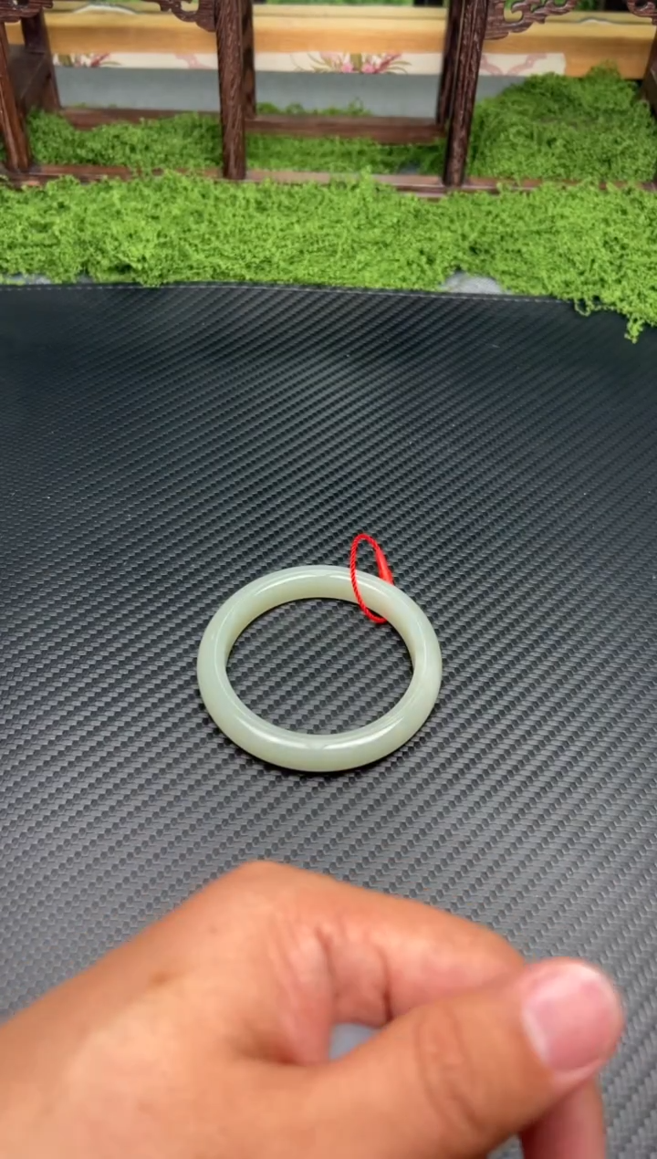 未镶嵌手镯和田玉且末微色差近矿56（福利品）