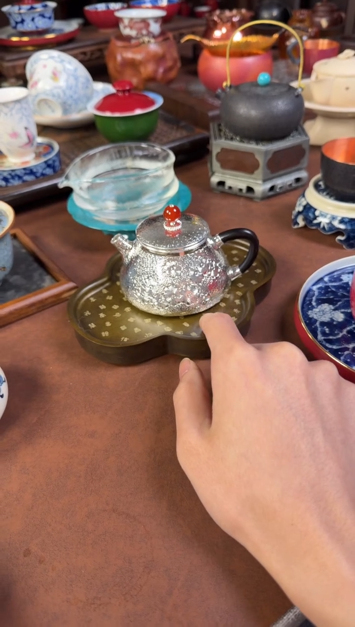 波光粼粼錾刻石瓢壶