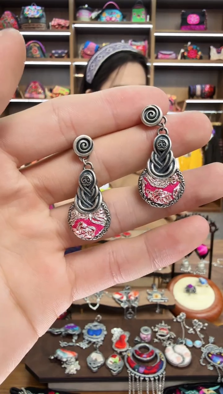 【闪购商品】织绣71蒙阿苏苗绣传承