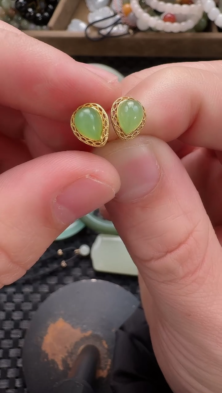 颈饰18K金镶嵌和田玉耳钉