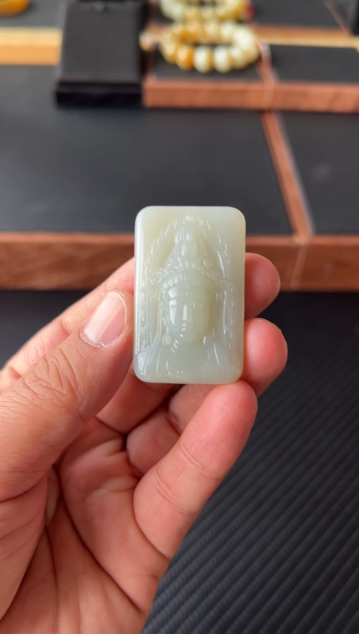 【闪购商品】和田玉吊坠(赠链)未镶嵌且末微色差近矿