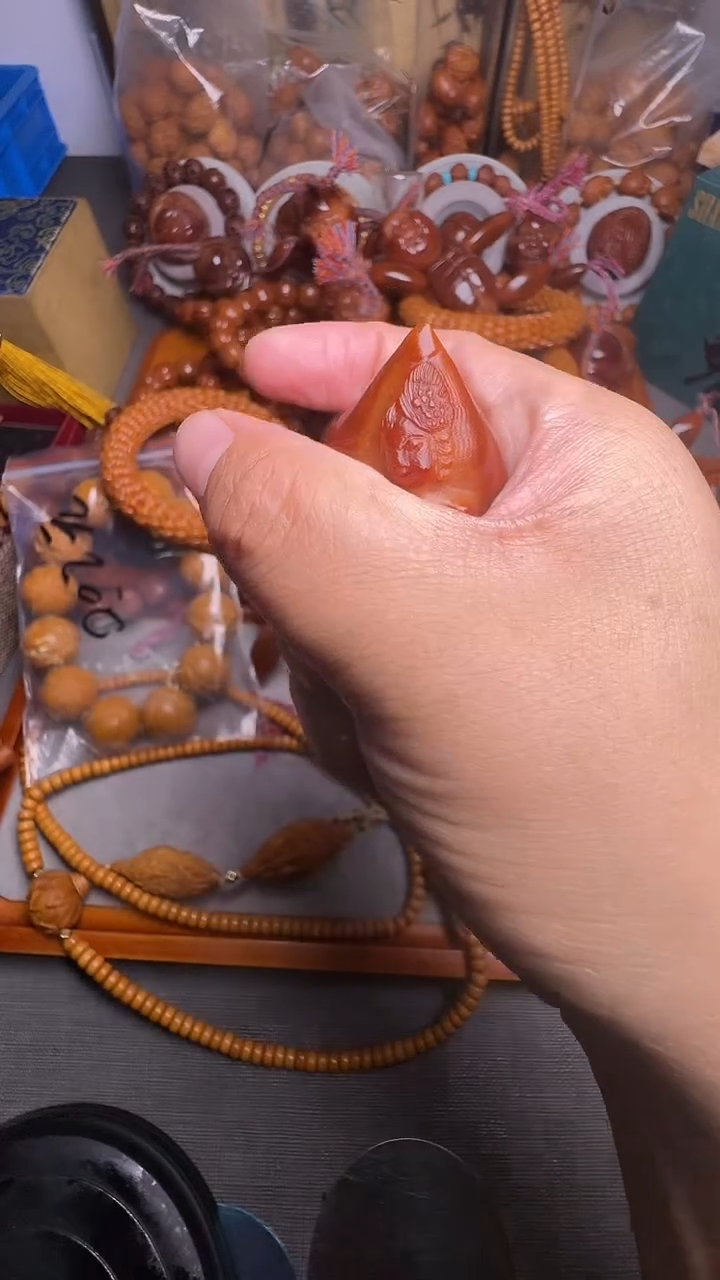 手串橄榄核美女的一个