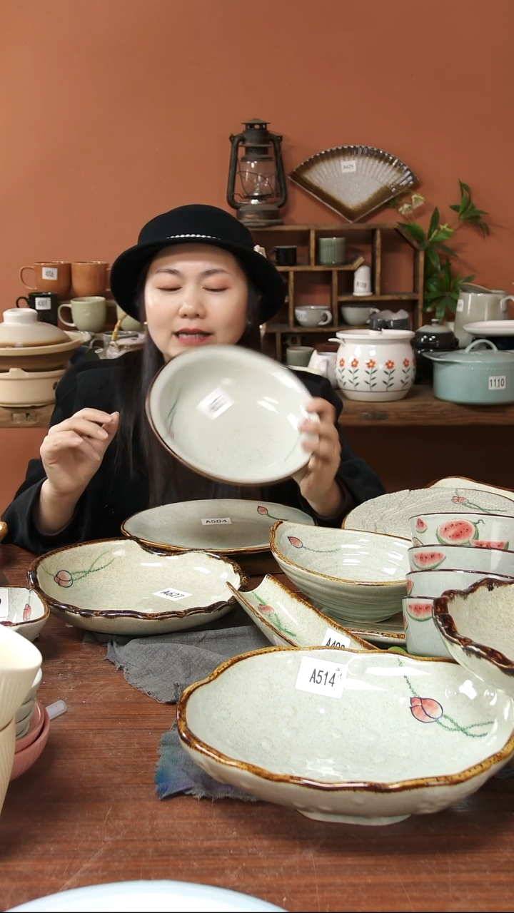 陶瓷A675 一只手绘荷花黑点深盘22*5.5可能微瑕