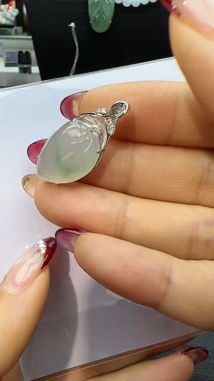 【闪购商品】翡翠颈饰18K金镶嵌桃