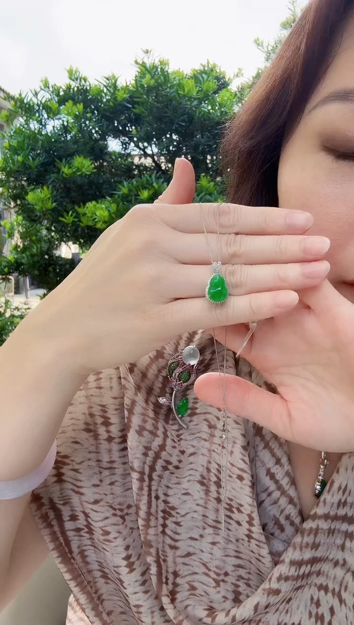 翡翠18K金镶嵌颈饰翡翠吊坠